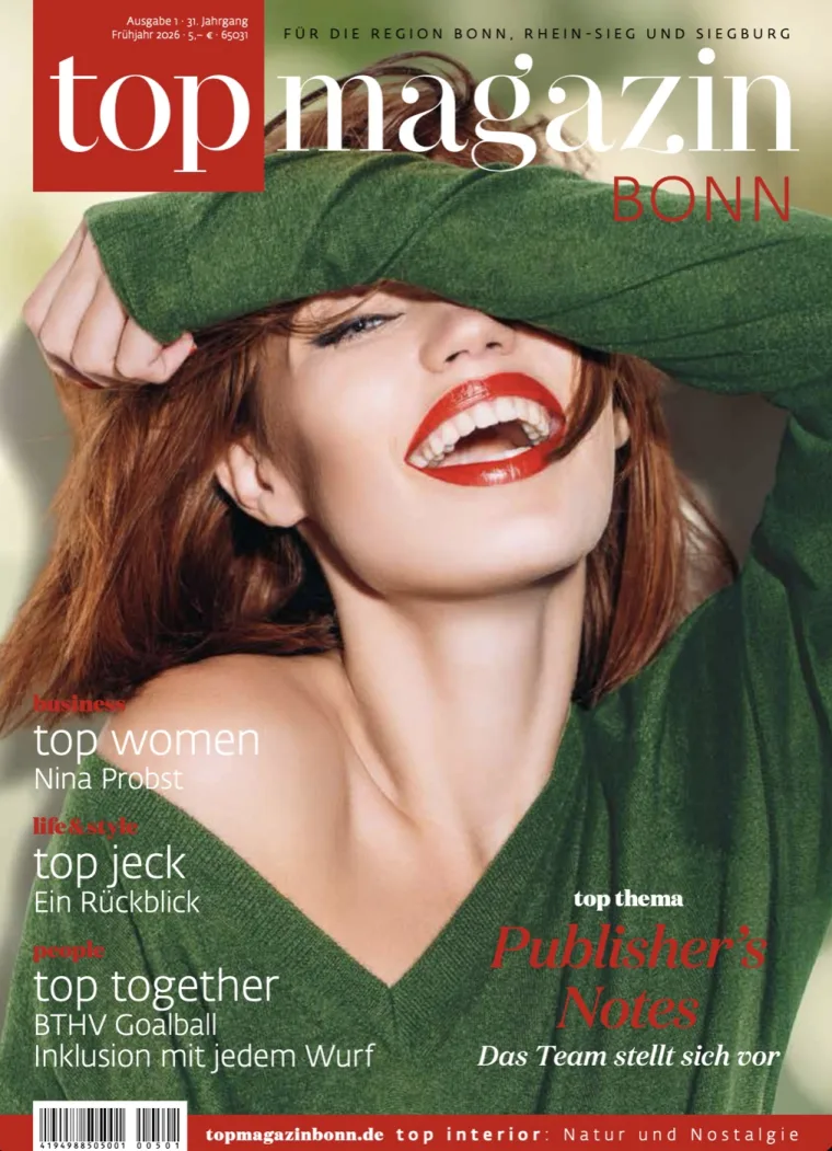 Titel des top-magazin BONN, Ausgabe Frühjahr 2026: lachende Frau im grünen Pullover