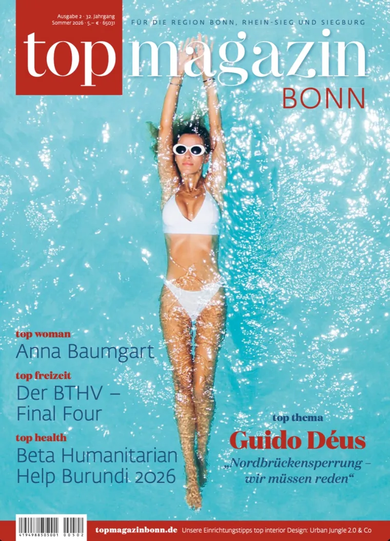 Titel des top-magazin BONN, Ausgabe Sommer 2026: Frau mit Sonnenbrille im türkisfarbenen Wasser