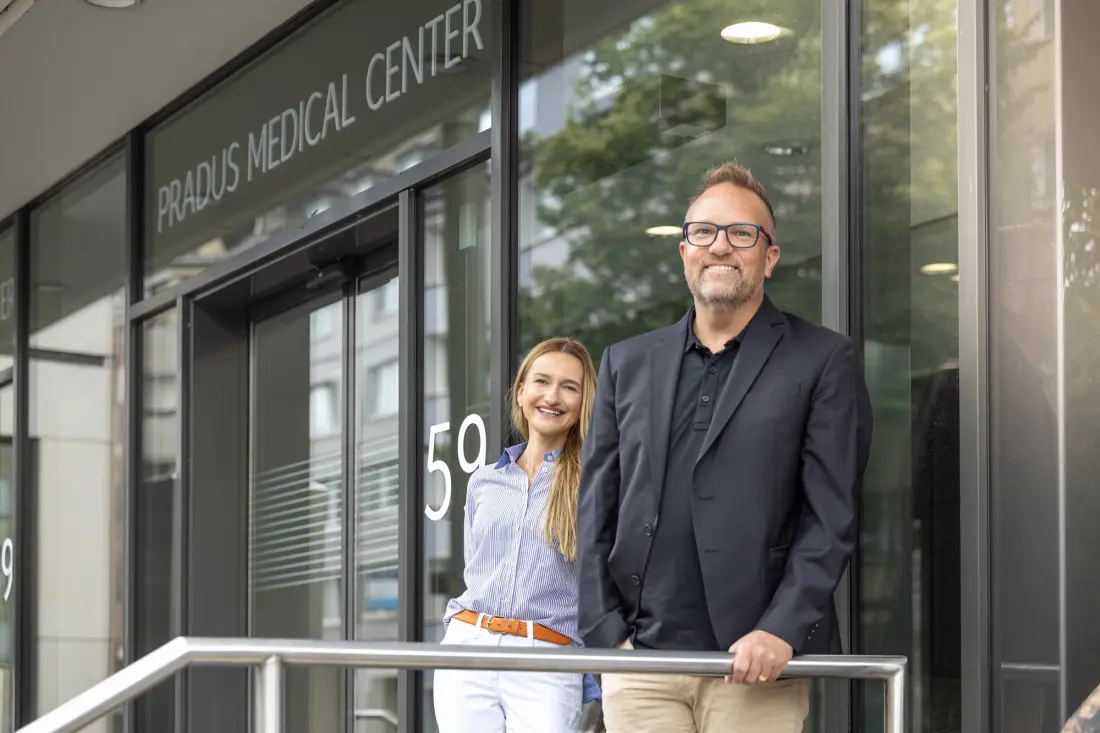 Die beiden Praxisinhaber von doloricum vor dem Eingang des Pradus Medical Center