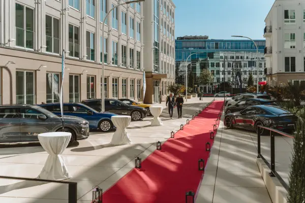Roter Teppich vor dem Rheinpalais Bonn zur Taufe des top-magazin BONN