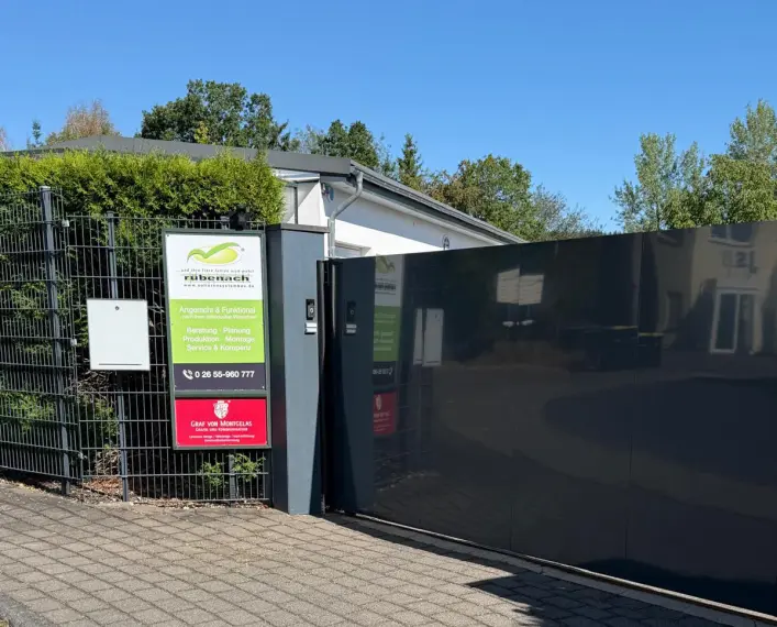 Schild am Standort Kempenich mit dem Logo der Werbeagentur Graf von Montgelas