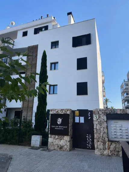 Firmenschild der Werbeagentur Graf von Montgelas am Standort Sa Coma auf Mallorca